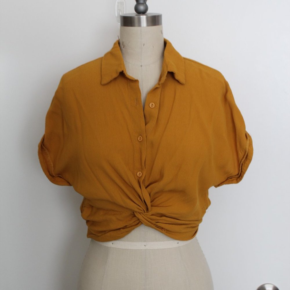 LULUS GOLDEN CROPPED BUTTON UP WITH TWIST FRONT & ELASTIC BACK SIZE SMALL